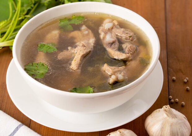 Fotografia przedstawiająca Rosół wieprzowy z ziemniakami