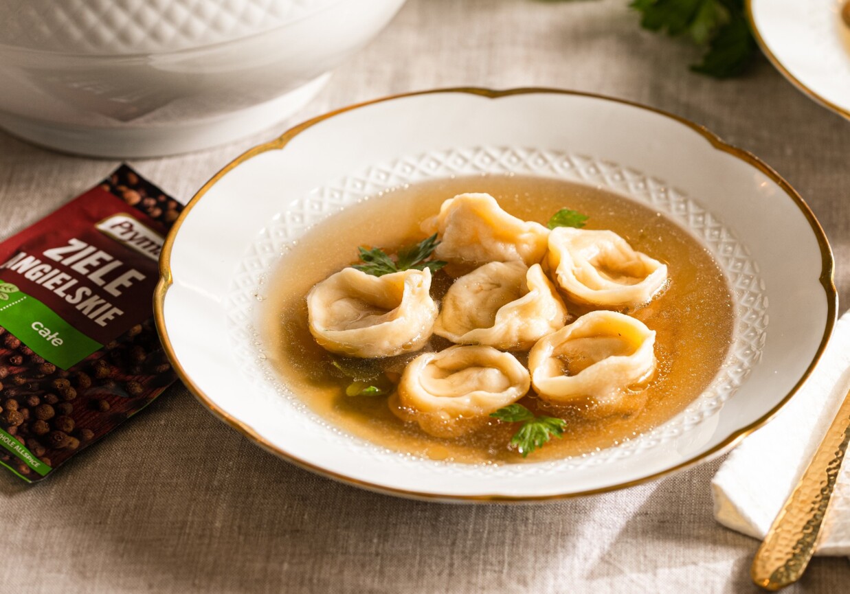 Rosół wołowy z kołdunami i lubczykiem foto