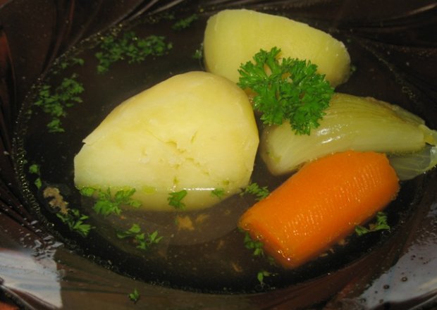 Fotografia przedstawiająca Rosół wołowy z ziemniakami
