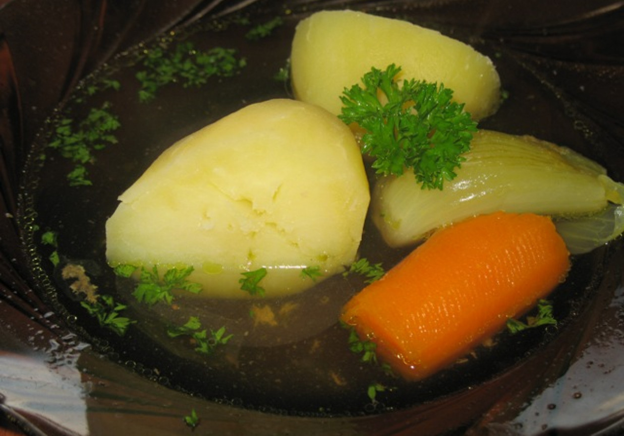 Rosół wołowy z ziemniakami foto