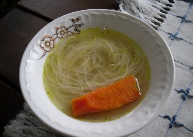 Fotografia przedstawiająca Rosół z gęsi z makaronem ryżowym