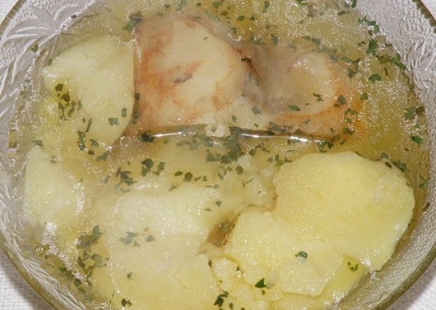 Fotografia przedstawiająca Rosół z kaczki z ziemniakami i kolendrą