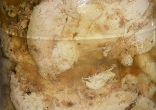 Fotografia przedstawiająca Rosół z kurczaka gotowany w słoiku