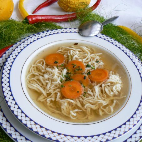 Krok 4 - Rosół z kurczaka z lubczykiem foto