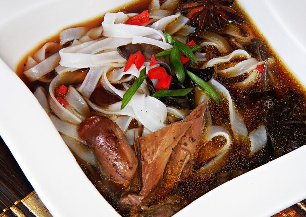 Fotografia przedstawiająca Rosół z pieczonej kaczki z makaronem ryżowym i grzybami mun
