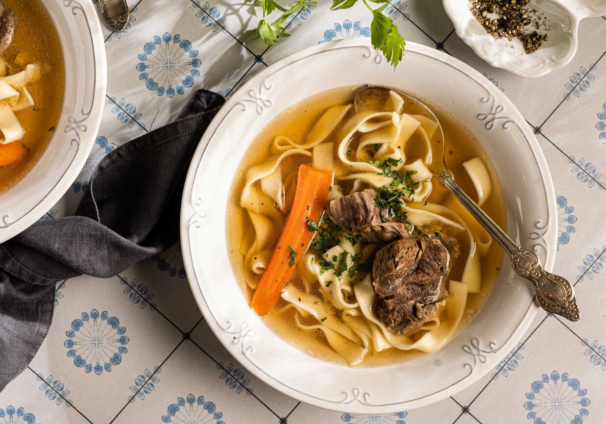 Rosół z pręgi i szpondra wołowego foto