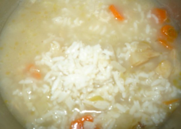 Fotografia przedstawiająca rosół z ryżem
