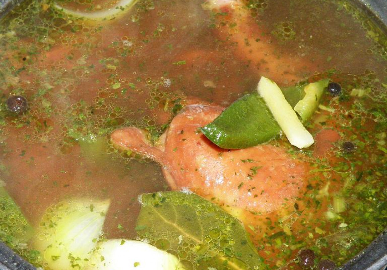 Rosół z wędzonego kurczaka z imbirem i zieloną papryką foto