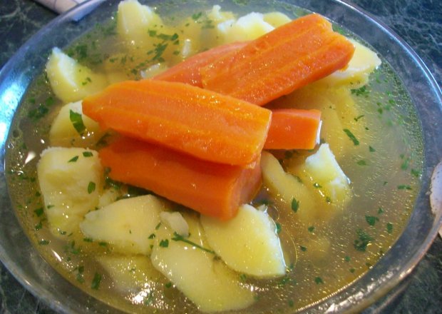 Fotografia przedstawiająca Rosół z żeberek z  ziemniakami