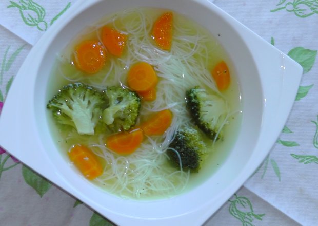 Fotografia przedstawiająca Rosołek z brokułami i makaronem ryżowym