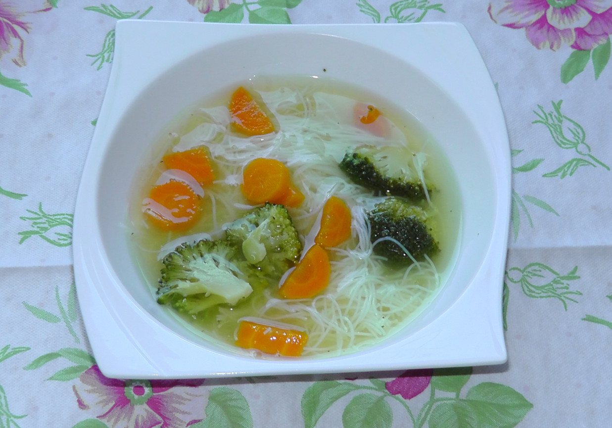 Rosołek z brokułami i makaronem ryżowym foto