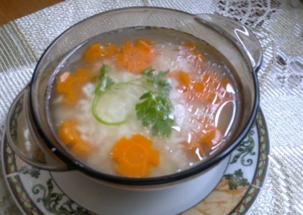 Fotografia przedstawiająca Rosołek z ryżem i marchewką