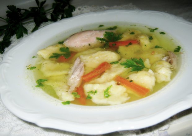 Fotografia przedstawiająca Rosołowa zupa z kładzionymi kluskami