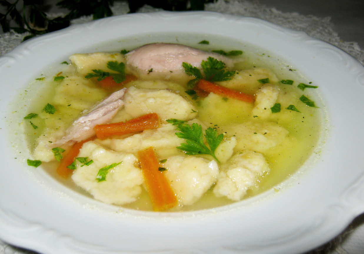 Rosołowa zupa z kładzionymi kluskami foto