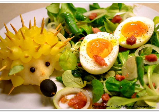 Fotografia przedstawiająca Roszponka z jajkiem i skwarkami.