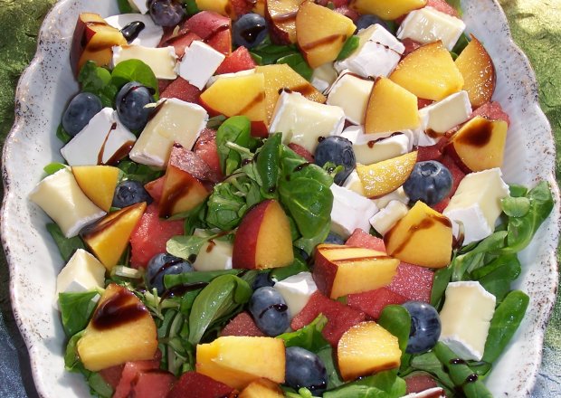 Fotografia przedstawiająca Roszponka z serem i owocami, czyli zdrowo i kolorowo ;)
