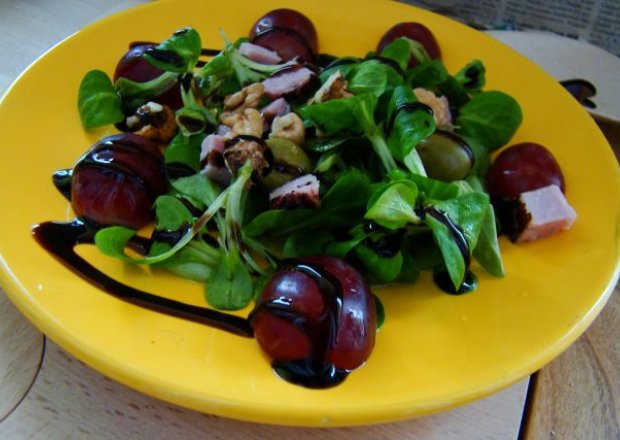 Fotografia przedstawiająca Roszponka z winogronem i  orzechami .