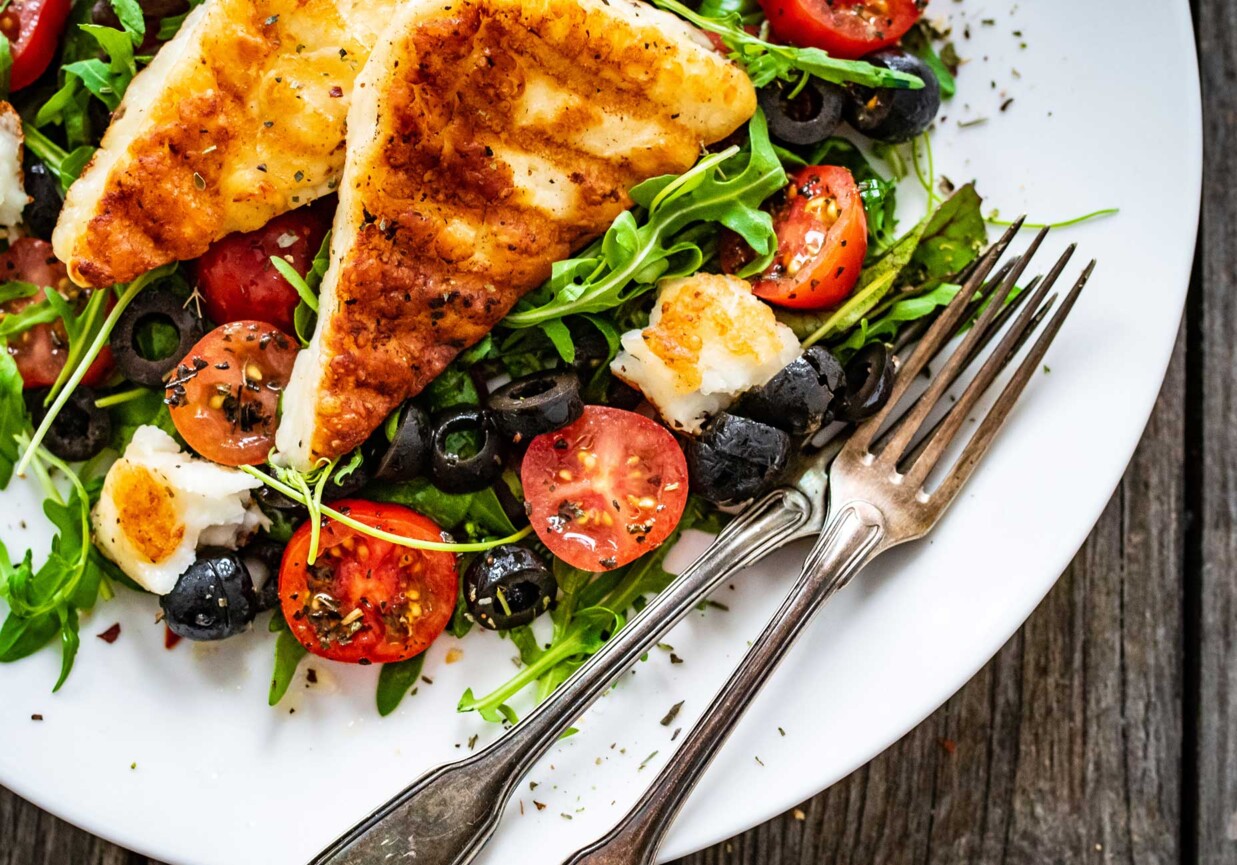 Roszponkowa sałatka z grillowanym serem halloumi foto