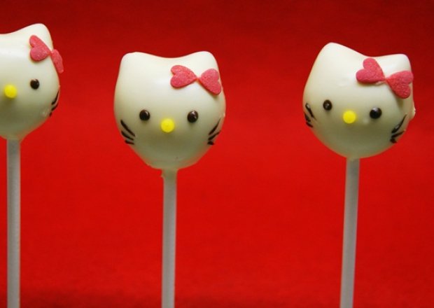 Fotografia przedstawiająca Różane cake pops Hello Kitty