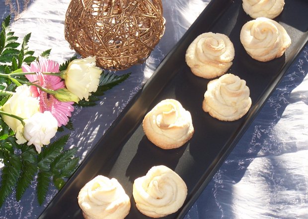 Fotografia przedstawiająca Róże do kawki, czyli maślane ciasteczka :)