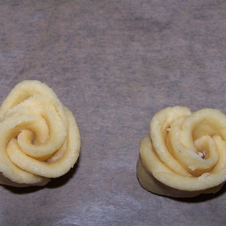 Krok 6 - Róże do kawki, czyli maślane ciasteczka :) foto