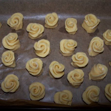 Krok 7 - Róże do kawki, czyli maślane ciasteczka :) foto