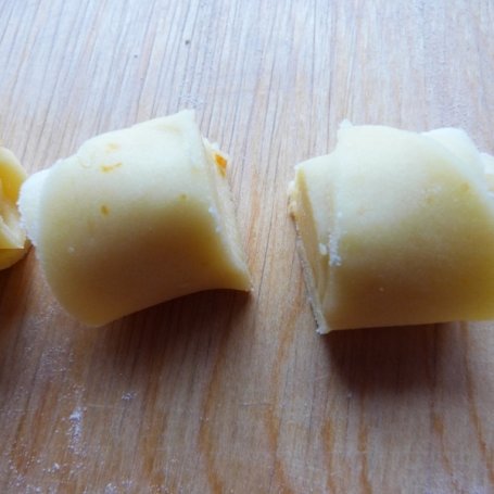 Krok 5 - Róże z kruchego ciasta foto