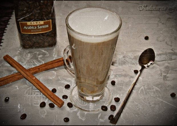 Fotografia przedstawiająca Rozgrzewająca, cynamonowa kawa