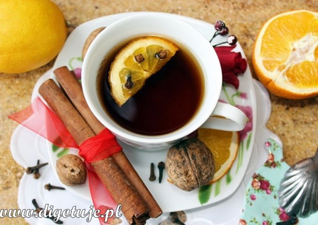 Fotografia przedstawiająca Rozgrzewająca herbata z cynamonem, goździkami, pomarańczą i syropem waniliowym