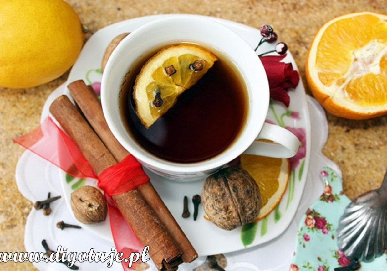 Rozgrzewająca herbata z cynamonem, goździkami, pomarańczą i syropem waniliowym foto