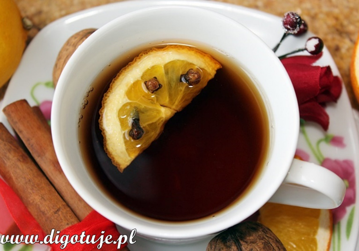 Rozgrzewająca herbata z cynamonem, goździkami, pomarańczą i syropem waniliowym foto