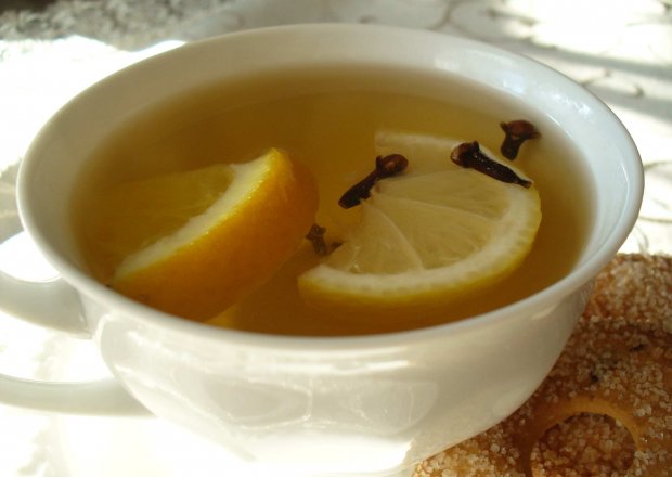 Fotografia przedstawiająca Rozgrzewająca herbata z goździkami i pomarańczą