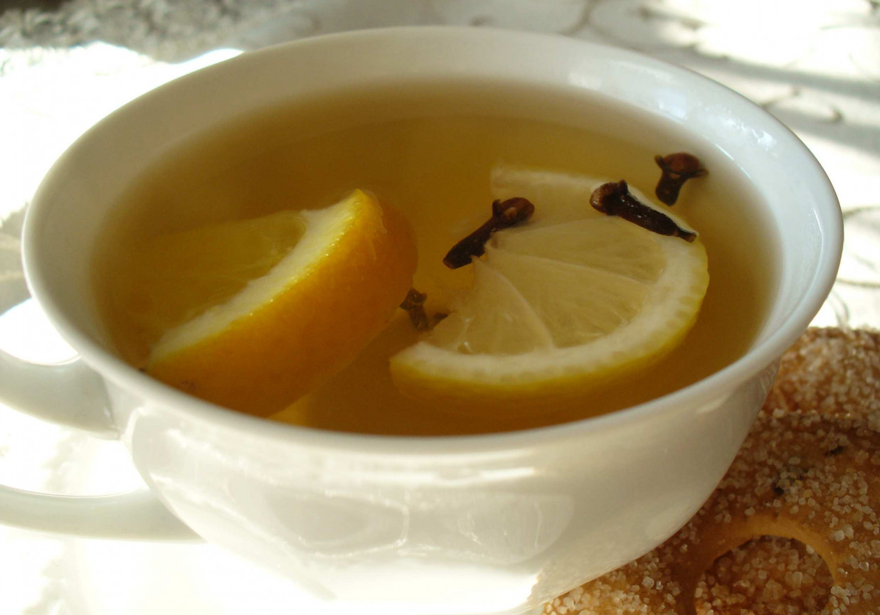 Rozgrzewająca herbata z goździkami i pomarańczą foto