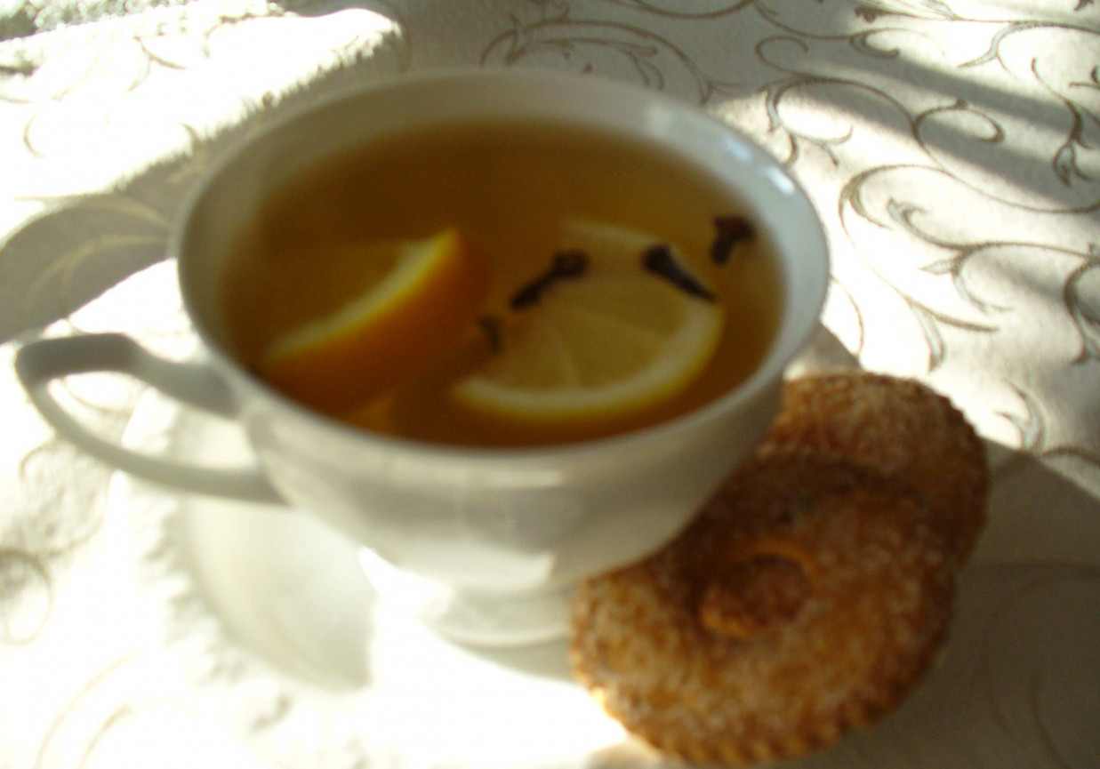 Rozgrzewająca herbata z goździkami i pomarańczą foto