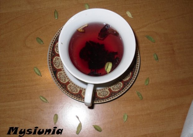 Fotografia przedstawiająca Rozgrzewająca herbata z hibiskusem