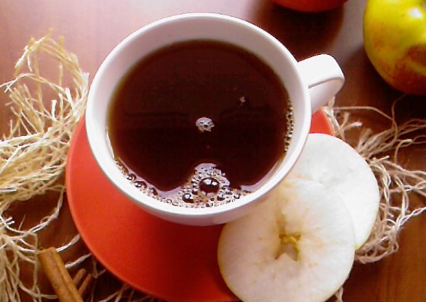 Fotografia przedstawiająca Rozgrzewająca jabłkowo - cynamonowa herbatka