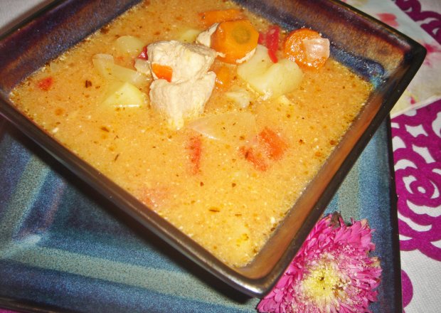 Fotografia przedstawiająca Rozgrzewająca zupa a'la gulaszowa ze schabem i warzywami