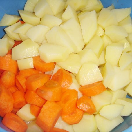 Krok 3 - Rozgrzewająca zupa a'la gulaszowa ze schabem i warzywami foto