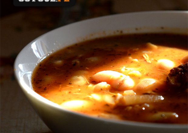Fotografia przedstawiająca Rozgrzewająca zupa fasolowa na ostro - Chłopskie danie