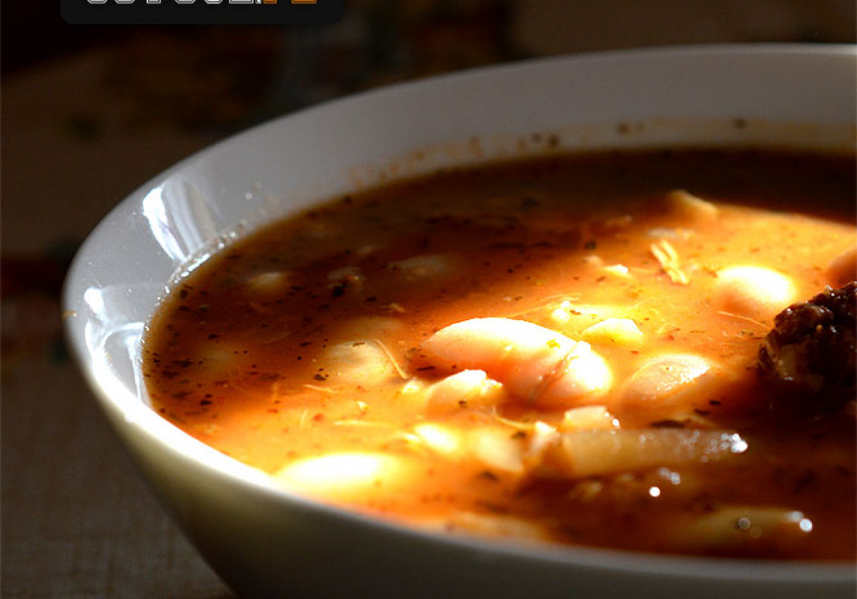 Rozgrzewająca zupa fasolowa na ostro - Chłopskie danie foto