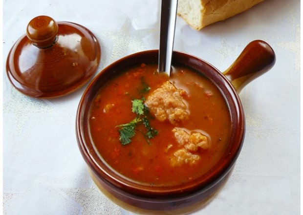Fotografia przedstawiająca Rozgrzewająca zupa gulaszowa z pulpecikami
