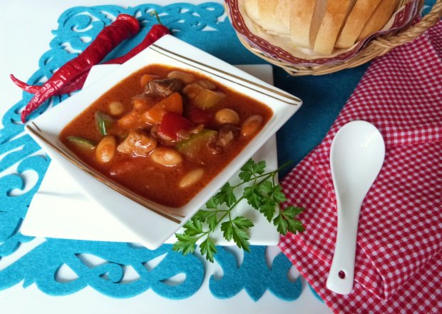 Fotografia przedstawiająca Rozgrzewająca zupa gulaszowa