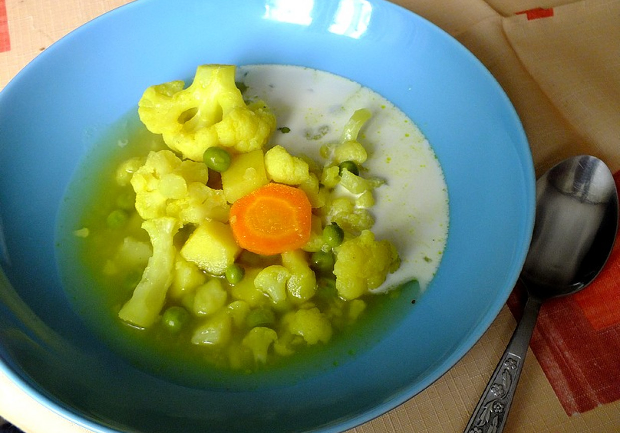Rozgrzewająca zupa jarzynowa z kurkumą i curry foto