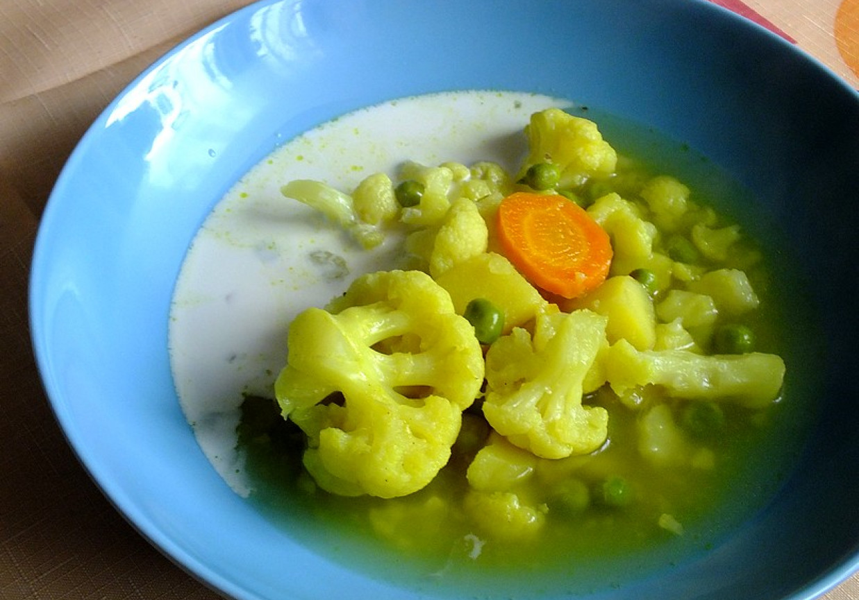 Rozgrzewająca zupa jarzynowa z kurkumą i curry foto