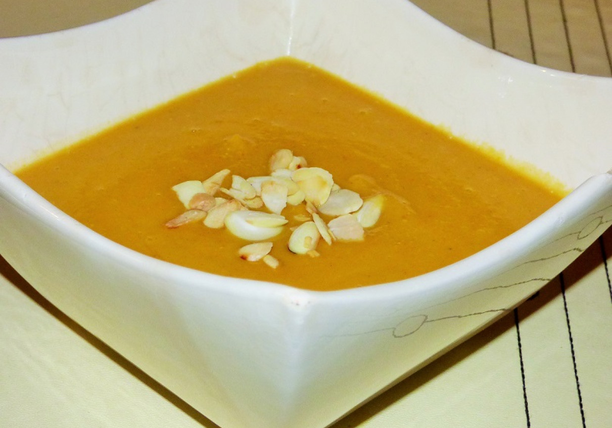 Zupa krem z czerwonej soczewicy foto