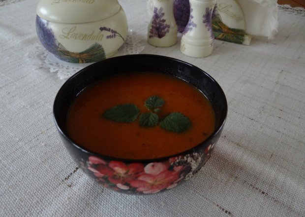 Fotografia przedstawiająca Rozgrzewająca zupa marchewkowo-pomidorowa z imbirem