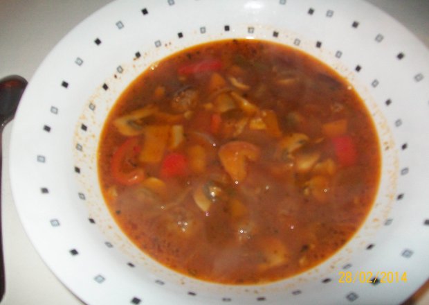 Fotografia przedstawiająca Rozgrzewająca zupa meksykańska z kuleczkami z mięsa mielonego