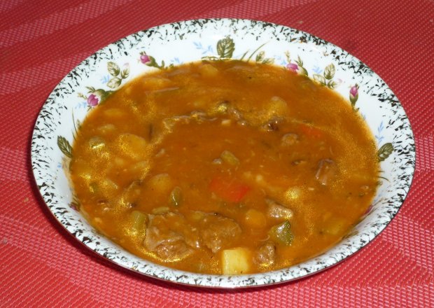 Fotografia przedstawiająca Rozgrzewająca zupa mięsna