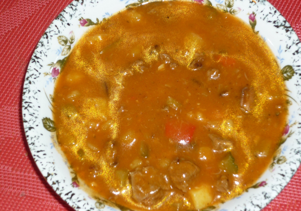 Rozgrzewająca zupa mięsna  foto