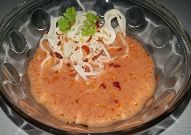 Fotografia przedstawiająca Rozgrzewająca zupa pomidorowa z chilli